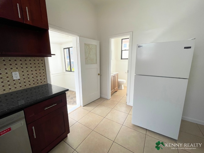 Building Photo - Two Bedroom Home in San Francisco, Bonus R...
