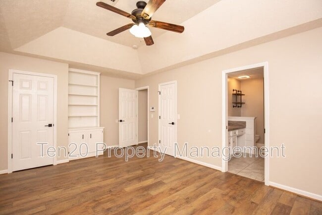 Building Photo - 7032 Robin's Nest Dr