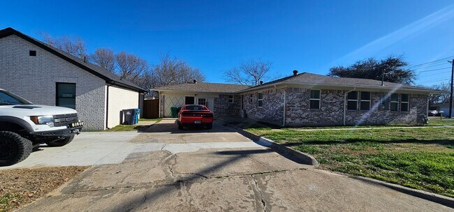 Building Photo - 1401 E Sherman Dr