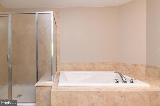 Building Photo - 3216 Brookside Dr