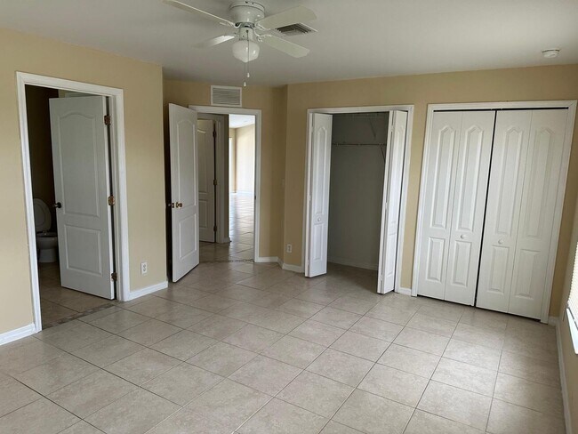 Building Photo - Spacious 3-Bed + Den Home with 2-Car Garag...
