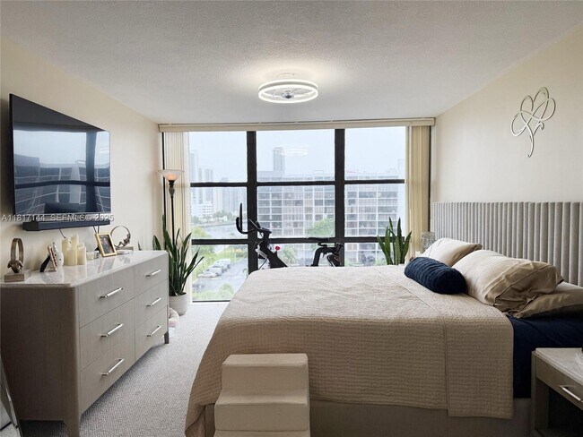 Building Photo - 800 Parkview Dr