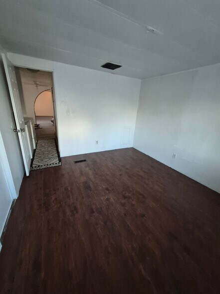 Building Photo - 5422 N Royal Palm Dr