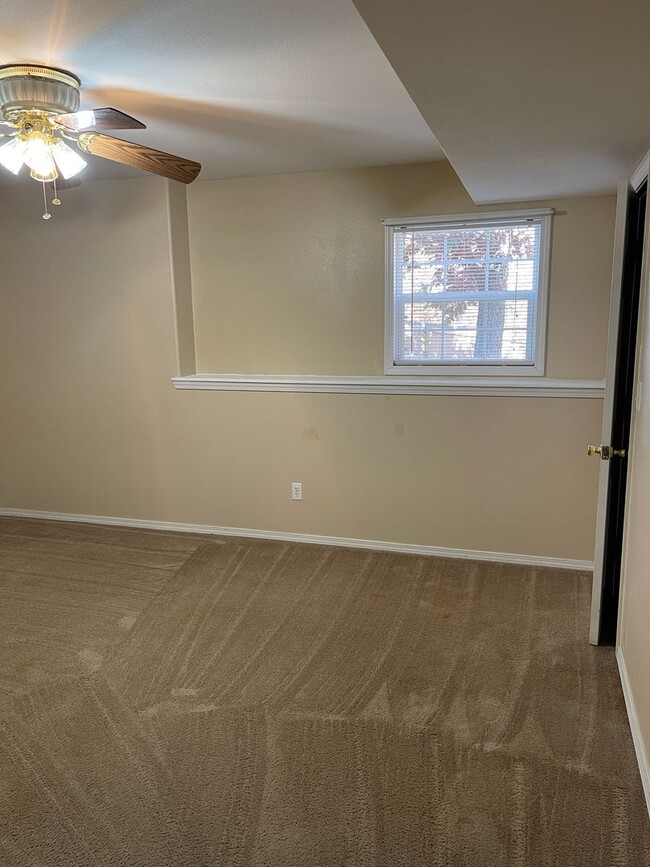 Building Photo - Available November 21st!   6 Month lease