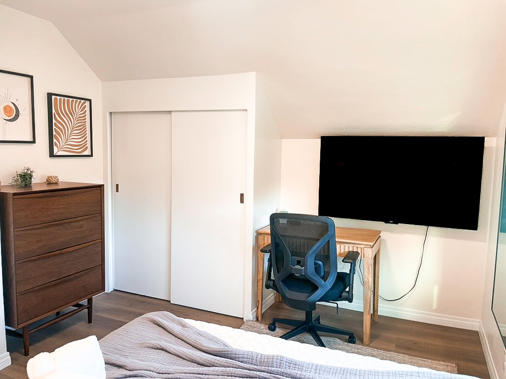 2nd bedroom, upstairs View of closet space (single level hanging), shoe rack, dresser, TV & desk spa - 4746 W 159th St