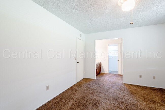 Building Photo - 3 Bedroom/2 Bath Home in the Southwest - $...