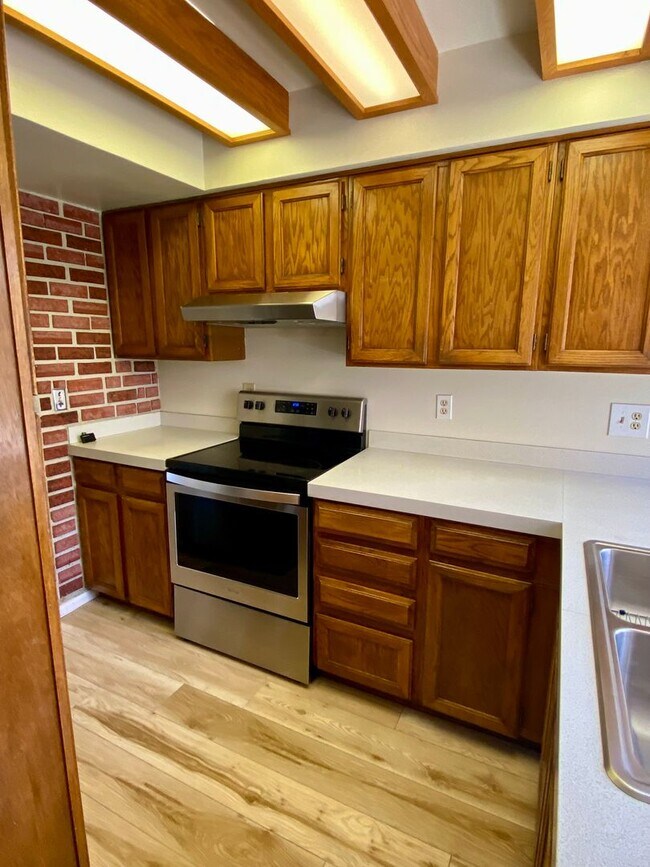 Building Photo - Sunlit and Stylish 3 Bedroom Townhouse by Wonderland Lake