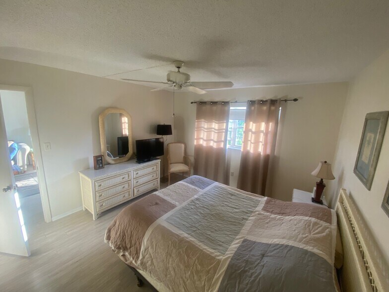 Main Bedroom - 190 Turtle Lake Ct