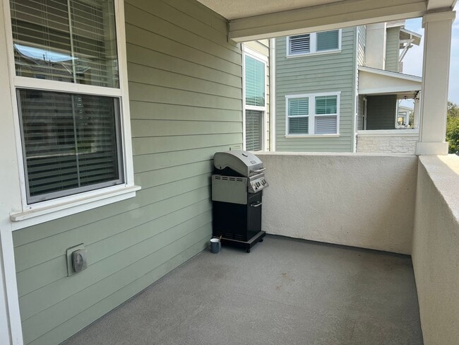 Building Photo - Spacious 4 Bedroom, 3.5 Bath Townhome in G...