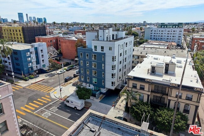 Building Photo - 707 S Berendo St