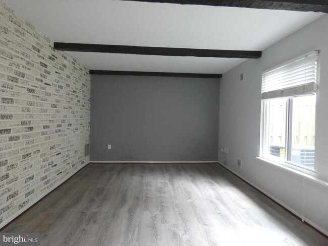 Building Photo - 9058 Arlington Blvd