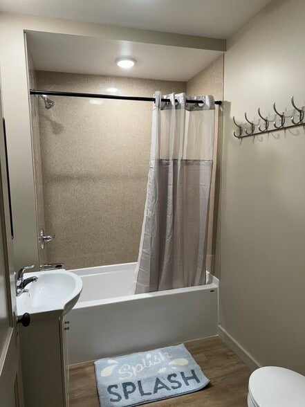 Building Photo - 405 N Victor St