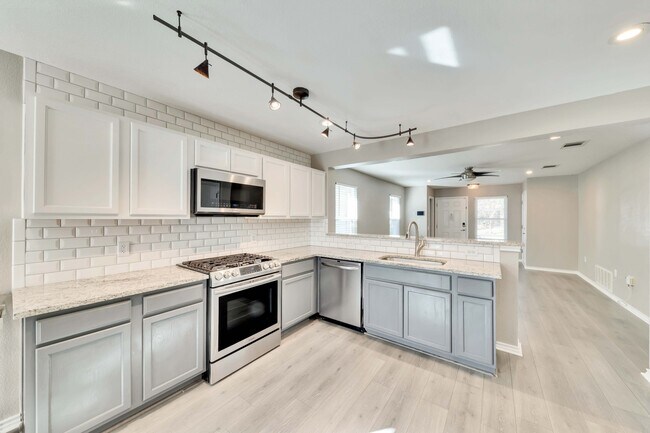 Building Photo - 5609 Silver Screen Dr