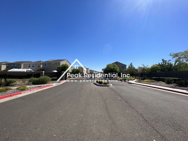 Building Photo - Newer 3bd/2.5 ba Home with 1 Car Garage in Gated Community