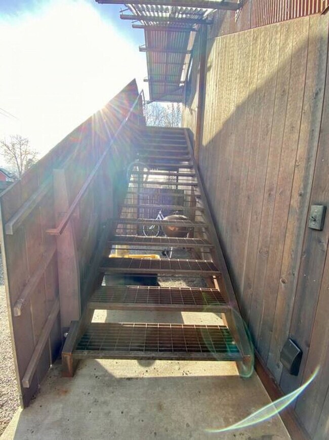 Building Photo - 602 N Willson Ave