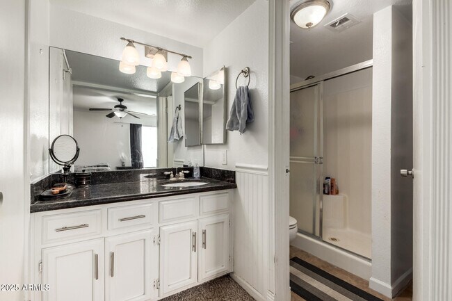 Building Photo - 1927 E Hampton Ave