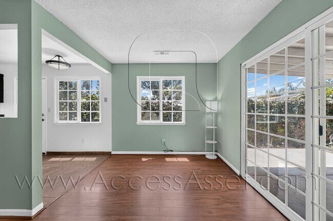 Building Photo - Charming 4 Bedroom Home with Private Yard & Garage Parking