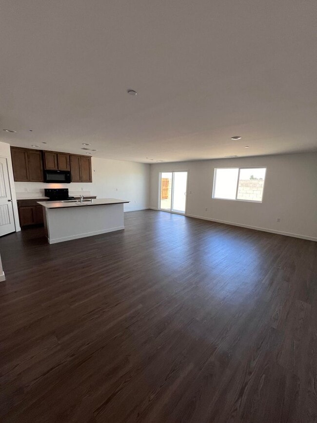 Building Photo - Spacious 4 bedroom house ready to be occup...