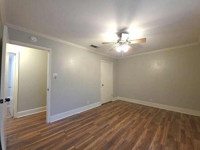 Building Photo - 308 Lakeview St