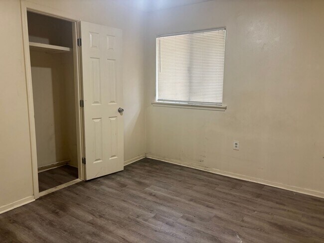 Building Photo - 1745 Woody Dr