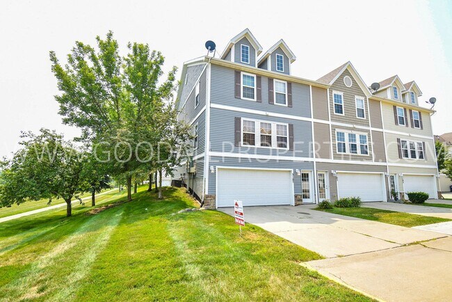 Building Photo - 2 Bedroom 2 Bath 2 car attached garage