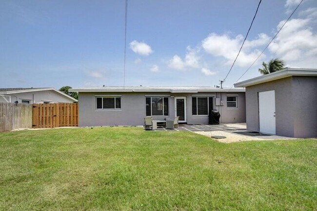 Building Photo - 1415 Crest Dr