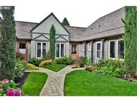 Building Photo - Darling Condo in heart of Hawthorne