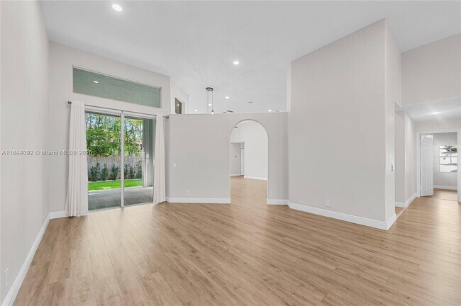 Building Photo - 2587 Jardin Ct