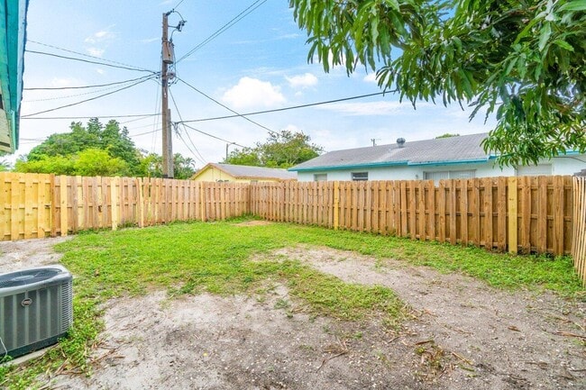 Building Photo - 4907 Gulfstream Rd