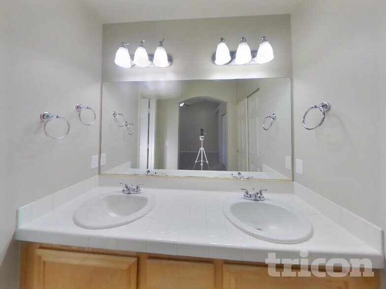 Building Photo - 697 Senator Ct