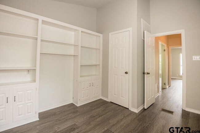 Building Photo - 5811 Hollytree Dr