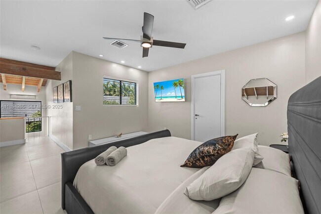 Building Photo - 207 Holiday Dr