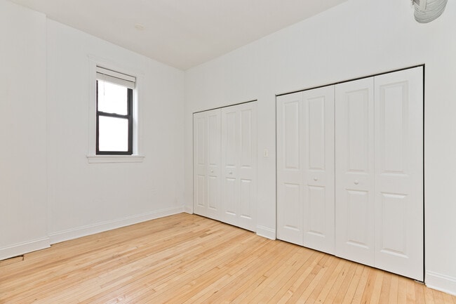 Building Photo - 1014 W Roscoe St