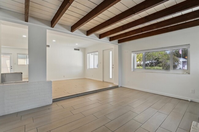 Building Photo - 1225 15th Ave N