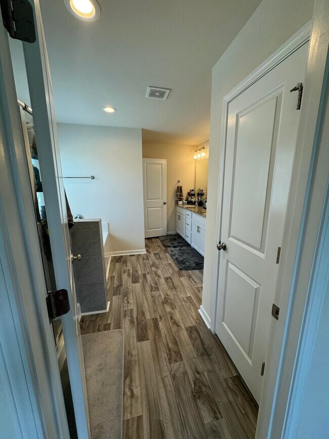 Building Photo - 841 Delta Ln