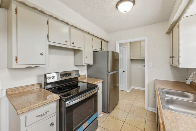 Building Photo - 4699 NW Ozmun Ave