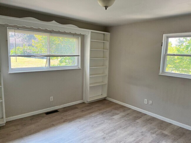 Building Photo - **Spacious 5-Bedroom Home with Modern Upda...