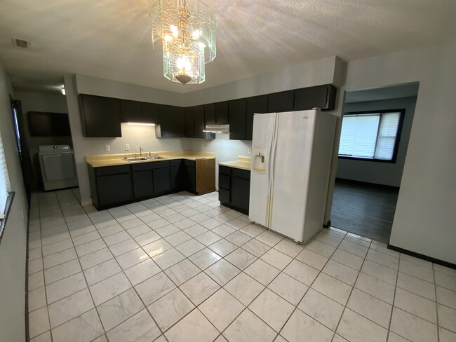 Building Photo - 921 Blue Ridge Dr