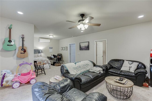 Building Photo - 6896 Big Sky Dr