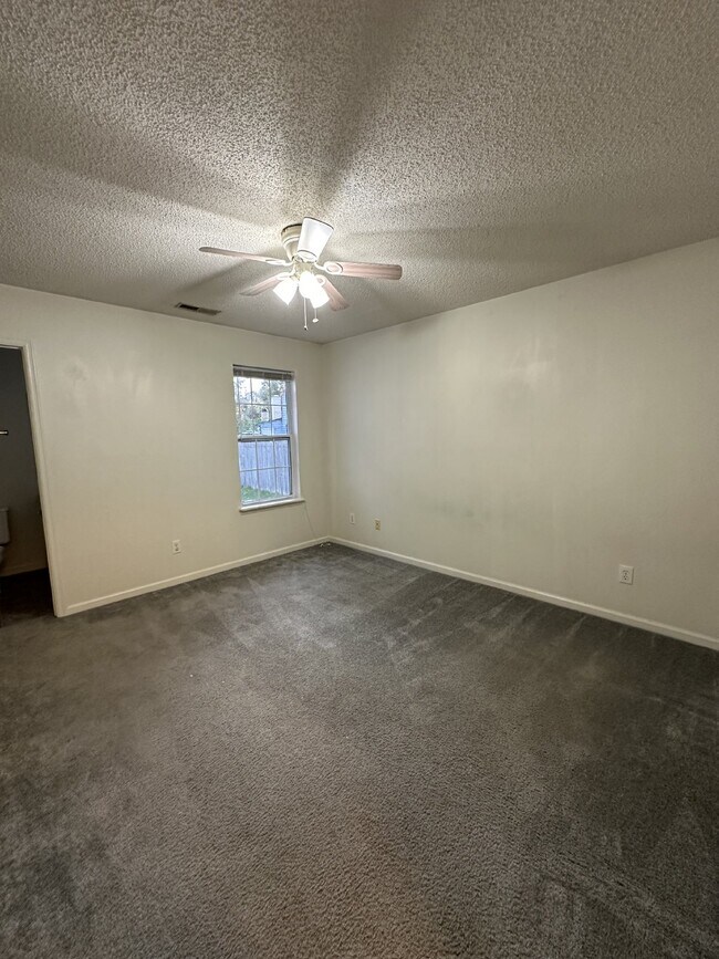 Building Photo - 104 Glenside Ct