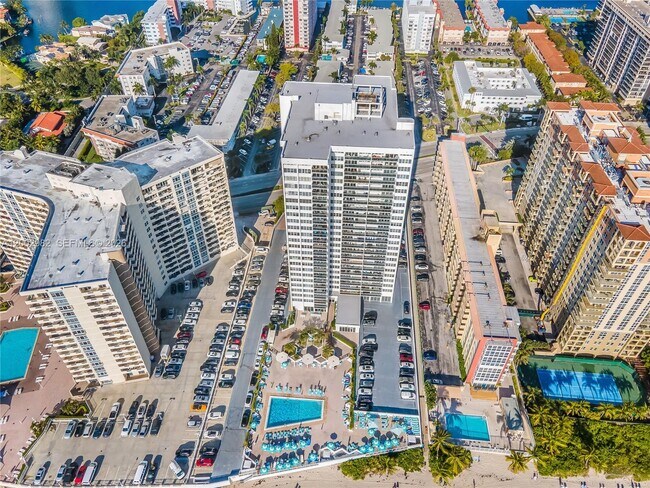 Building Photo - 3140 S Ocean Dr