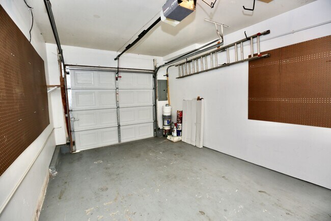 Building Photo - Fantastic 2-Bedroom Townhome In Linkhorn! ...