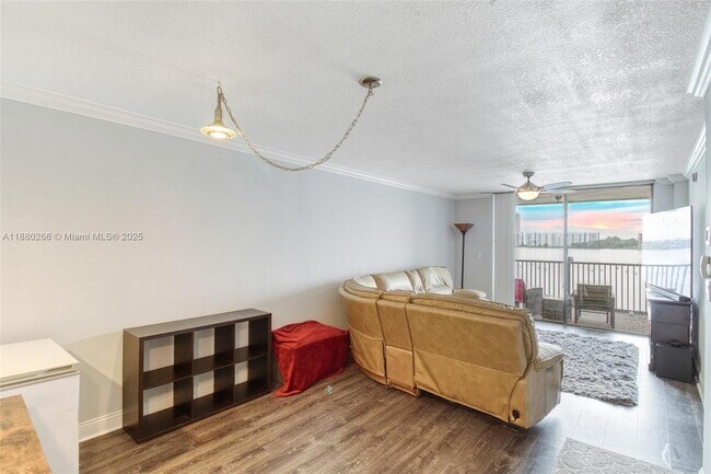 Building Photo - 115 Lake Emerald Dr