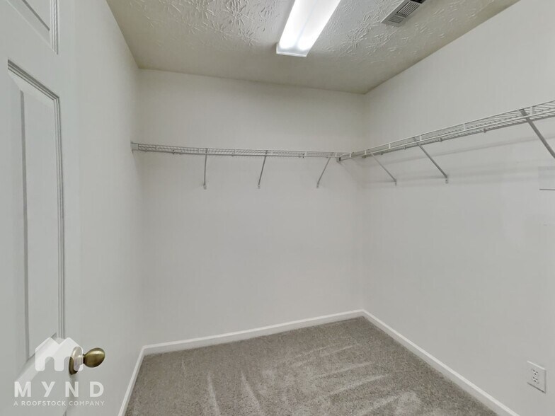 Building Photo - 2260 Valley Creek Dr