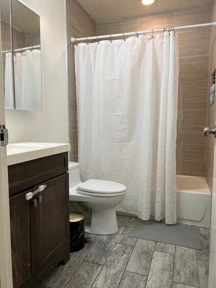 Bathroom 2 - 3943 Ingraham St