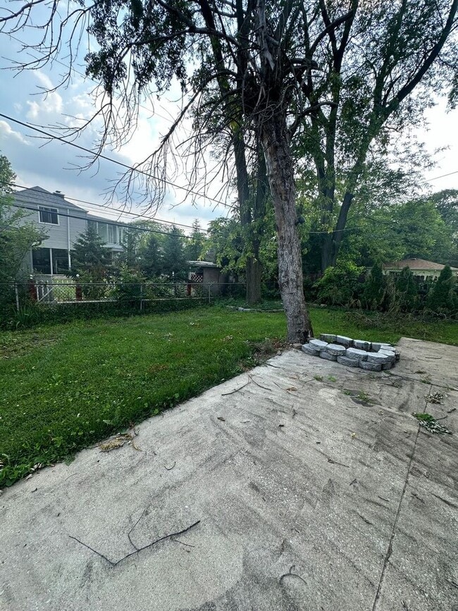 Building Photo - 923 W 187th St