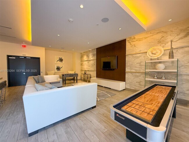 Building Photo - 999 SW 1st Ave