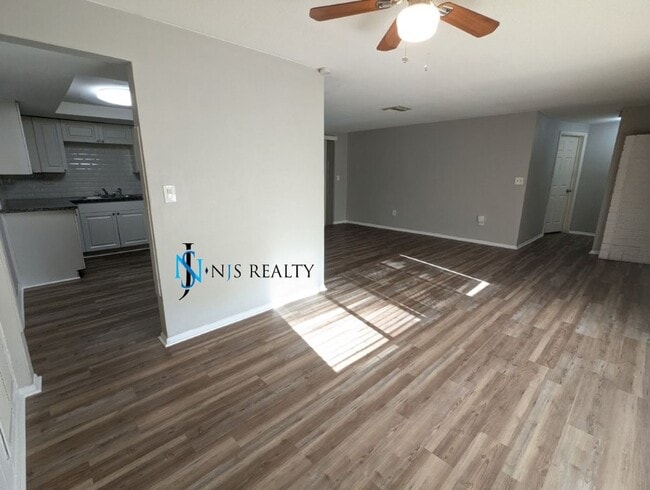 Building Photo - SPECIAL OFFER: $250 off 2nd months rent*, 2/2/1 RENOVATED baths & kitchen, NEW lvp flooring and a...