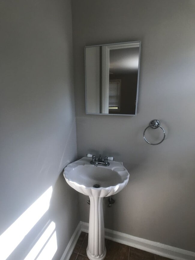 Building Photo - Spacious 3 Bed 1.5 Bath Home Near Hunter & Armstrong – No Deposit Special!