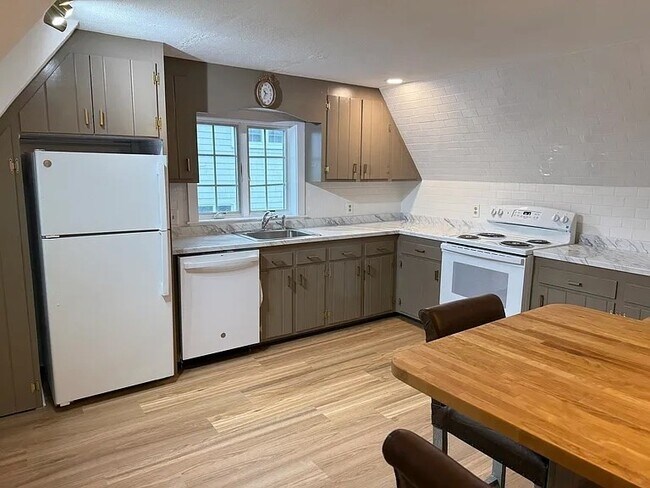 Building Photo - 60 Redington St